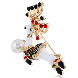 Détail de la broche de renne de Noël avec émail blanc, cristaux rouges et perle