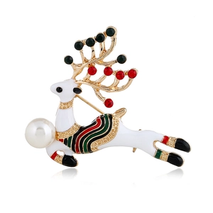 Détail de la broche cerf de Noël avec émail blanc, strass rouges et une perle blanche