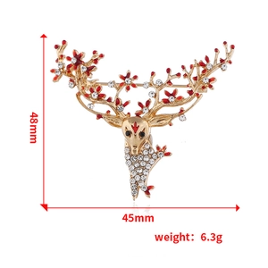 Détails de la broche renne avec émail rouge et strass montrant les dimensions de 48mm