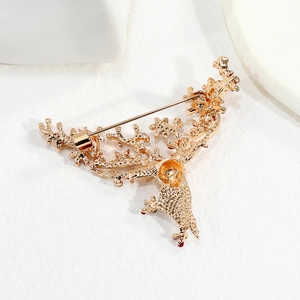 Vue détaillée du dos d'une broche renne dorée montrant le fermoir et la texture métal