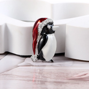 Détail d'une broche pingouin de Noël avec émail coloré et strass brillants sur métal