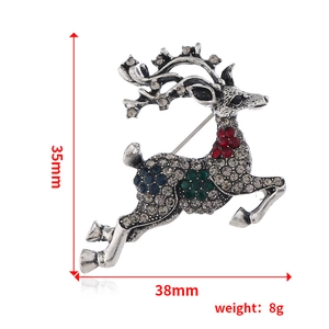 Vue macro détaillée de la broche cerf de Noël avec dimensions de 35mm par 38mm