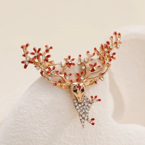 Détails de la luxueuse broche de Noël en forme de renne avec fleurs en émail rouge et cristaux