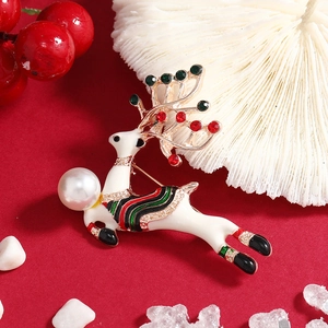Broche renne de Noël exquise avec émail blanc, strass et accent de perles fantaisie