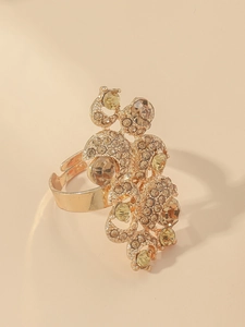 Nahaufnahme des böhmischen Goldrings mit geschichteten Kristallen und champagner Steinen