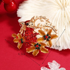 Broche de renne de Noël avec strass rouges et fleurs sur une base en alliage doré