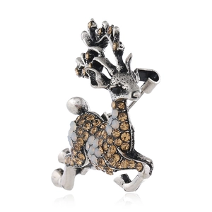 Détail de la broche renne argentée rétro avec cristaux ambrés et motif de cerf courant
