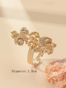 Detailansicht großer goldener Boho-Ring mit Champagner-Kristallen und 1,8cm Durchmesser