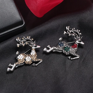 Détails de broches de renne en strass colorés sur un tissu de soie noire luxueux