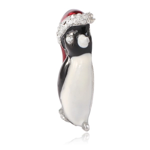 Détail de la broche pingouin avec chapeau émaillé rouge et cristaux de zircone brillants