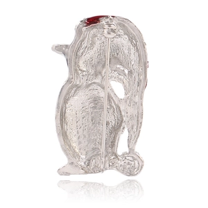 Vue détaillée du dos de la broche pingouin avec placage argenté et épingle de sécurité