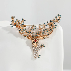 Détail de la broche renne avec placage à l'or, émail bleu et cristaux blancs brillants