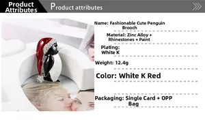 Détail d'une broche pingouin émaillée avec bonnet de Noël rouge et strass blancs