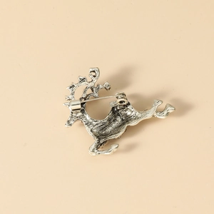 Élégante broche renne en argent antique montrant l'épingle arrière et la texture en alliage