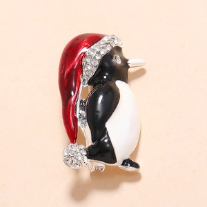 Broche pingouin de Noël mignonne avec émail coloré et détails en cristaux brillants