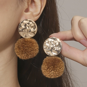 Vintage Legering Gehamerd Gouden Schijf Pompon Oorbellen Voor Vrouwen Zoete Rode Bruine Pluche Bal Herfst Winter Sieraden