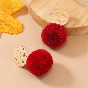 Elegante rode fluwelen pompon oorbellen met gehamerde gouden metalen schijven voor herfst