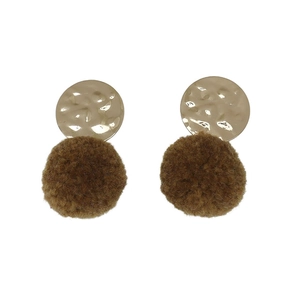 Elegante gouden oorbellen met hamerslagtextuur en bruine pompon voor de herfstmode