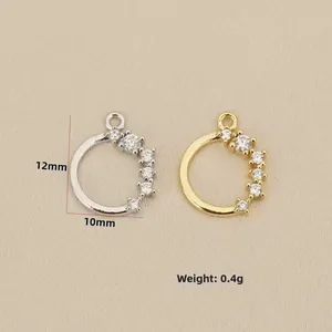 Detail van geometrische ronde hanger met zirkonen en 18k goud vergulde afwerking