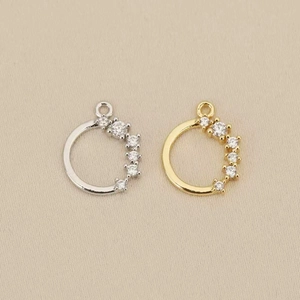 Detailansicht runder Anhänger in Gold und Silber mit funkelnden Zirkonia-Einlagen