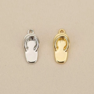 Dettaglio di ciondoli a infradito placcati in oro 18k e argento per gioielli fai da te
