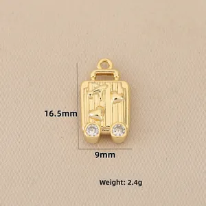 Detail van 18k vergulde koffer hanger met vliegtuigreliëf en afmetingen van 16,5 mm
