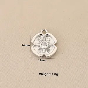 Détail macro du pendentif étoile boussole avec dimensions 14mm x 12mm et poids de 1,8g