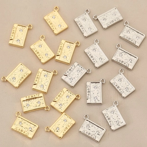 Colgante de cassette irregular con diamantes de imitación en oro de 18k y plata fina