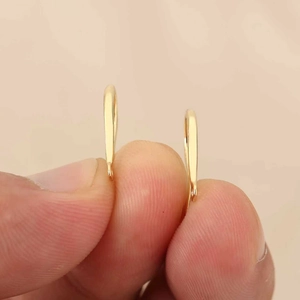 Primer plano de ganchos para pendientes chapados en oro de 18k para manualidades de bisutería