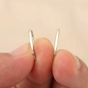 Detalle de ganchos para pendientes de oro de 18 quilates para creación de joyas DIY