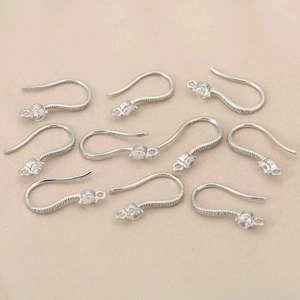 Vista macro de ganchos para pendientes bañados en oro 18K con circonitas para joyas
