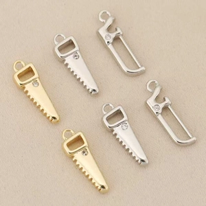Pendentifs Outil Mini Scie en Cuivre Plaqué Or 18K Avec Strass pour Fabrication de Bijoux DIY Charmes de Collier