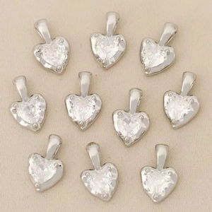 Set de 10 dijes de corazón chapados en oro de 18k con circonitas transparentes