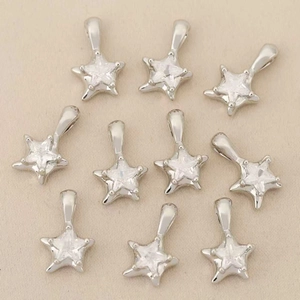 Set de diez colgantes de estrella plateados con circonitas sobre fondo texturizado