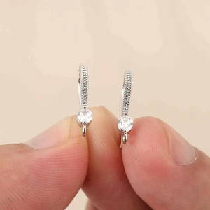 Detalle de ganchos de plata para pendientes con micro-cristales para bisutería casera