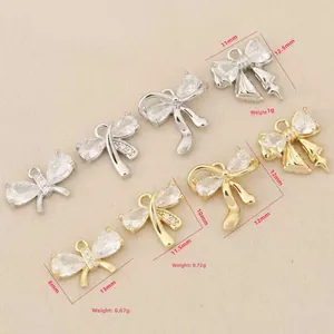 Detalle macro de colgantes de lazo bañados en oro de 18k con circonitas brillantes