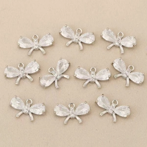 Vista macro de 10 colgantes de mariposa con pedrería brillante para joyería artesanal DIY