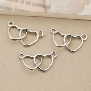 Tres colgantes de corazones en cobre plateado de 18K para creación de collares DIY
