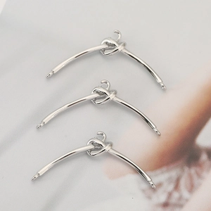 Connecteurs de bijoux noués en métal argenté pour DIY vus d'un angle de 45 degrés