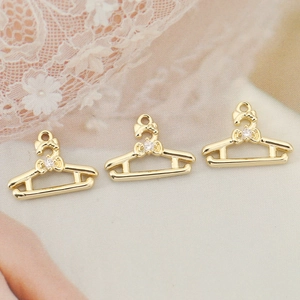 Exquise 18K vergulde kleerhanger hanger met witte zirkoon en strik voor DIY sieraden