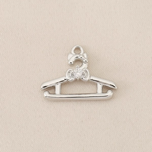 Detailopname van 18K vergulde hanger in hanger-vorm met strikje en glanzende zircon