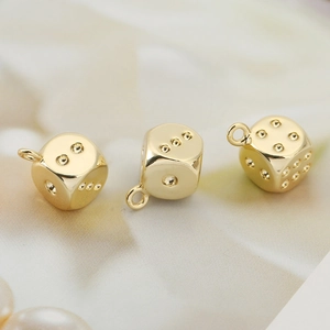 Drie 18K vergulde dobbelsteenhangers met ophangringen voor DIY-sieraden maken