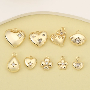 Set de 9 colgantes dorados de corazón y flores con circonitas para creación de joyas
