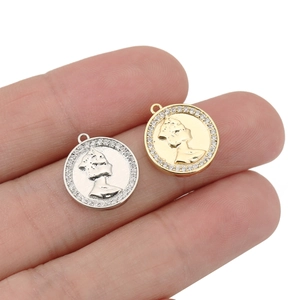 18K goud vergulde munt hangers met Elizabeth II reliëf en ingelegde zirkonia stenen