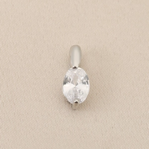 Makroansicht des marquise-förmigen Zirkonia-Anhängers in versilberter Fassung für Schmuck