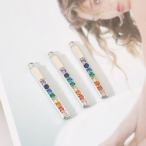 Trois pendentifs rectangulaires en cuivre plaqué or 18k avec zircons multicolores