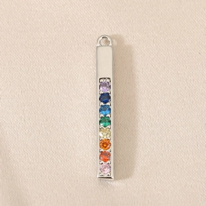 Vue détaillée du pendentif vertical long serti de huit pierres de zircon arc-en-ciel coloré