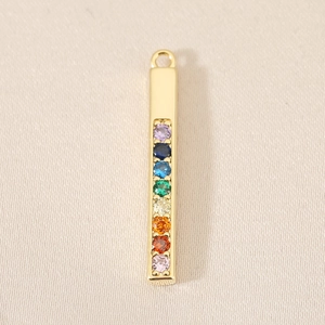 Vue detaillee du pendentif barre verticale plaque or 18 carats avec huit zircons colores