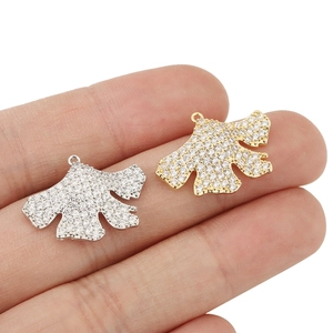 Detailansicht der Ginkgoblatt-Anhänger in Gold und Silber mit funkelnden Zirkoniasteinen