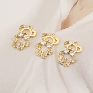 Tre ciondoli a forma di orsetto placcati oro 18K con zirconi per collane e bracciali DIY